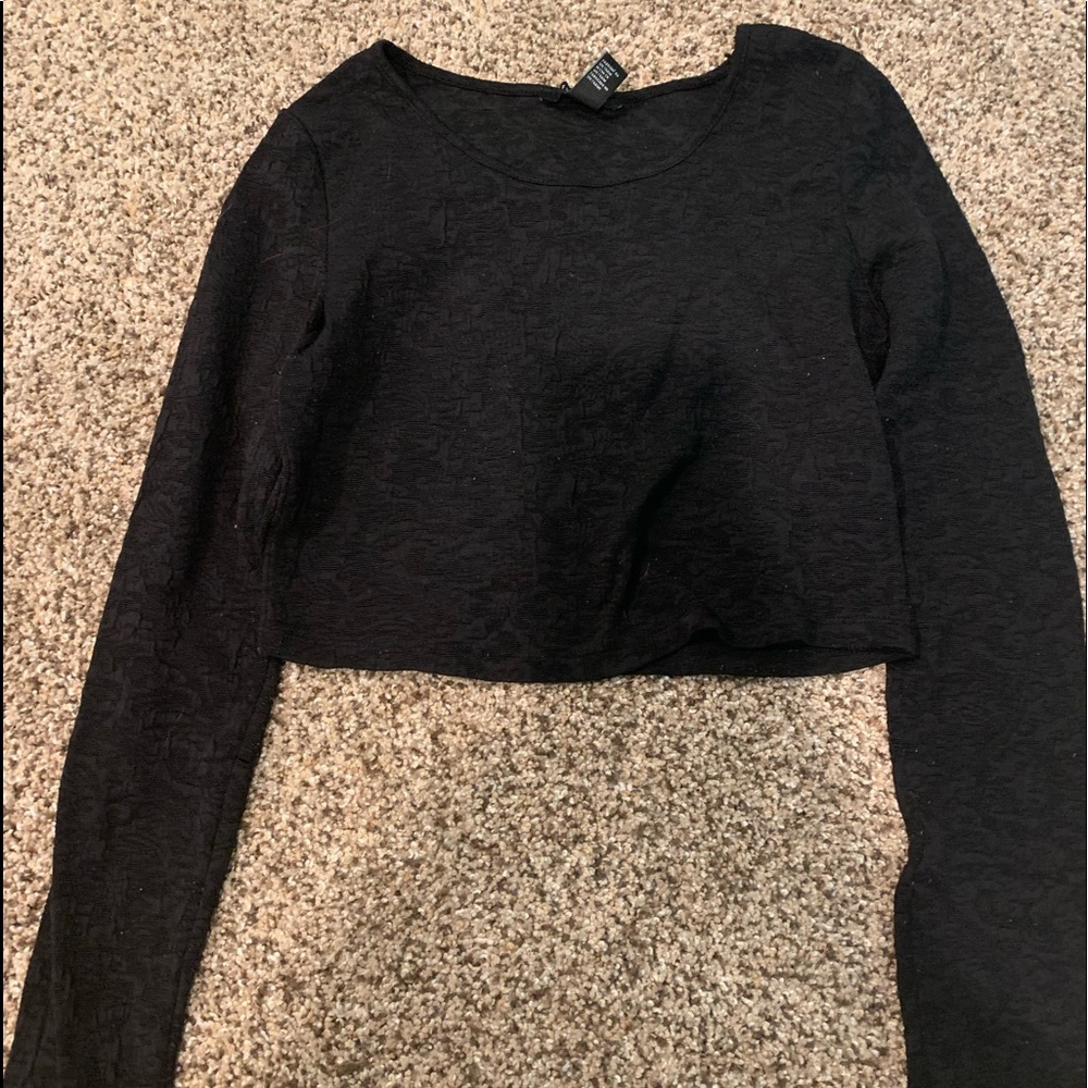 Black long sleeve cropped top